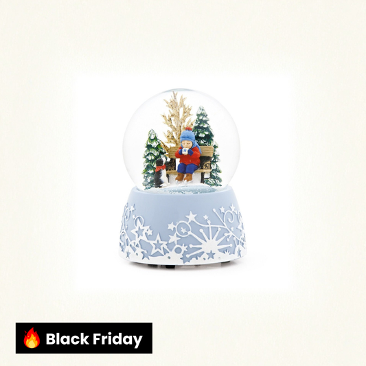 Globo de neve de inverno com chocolate quente