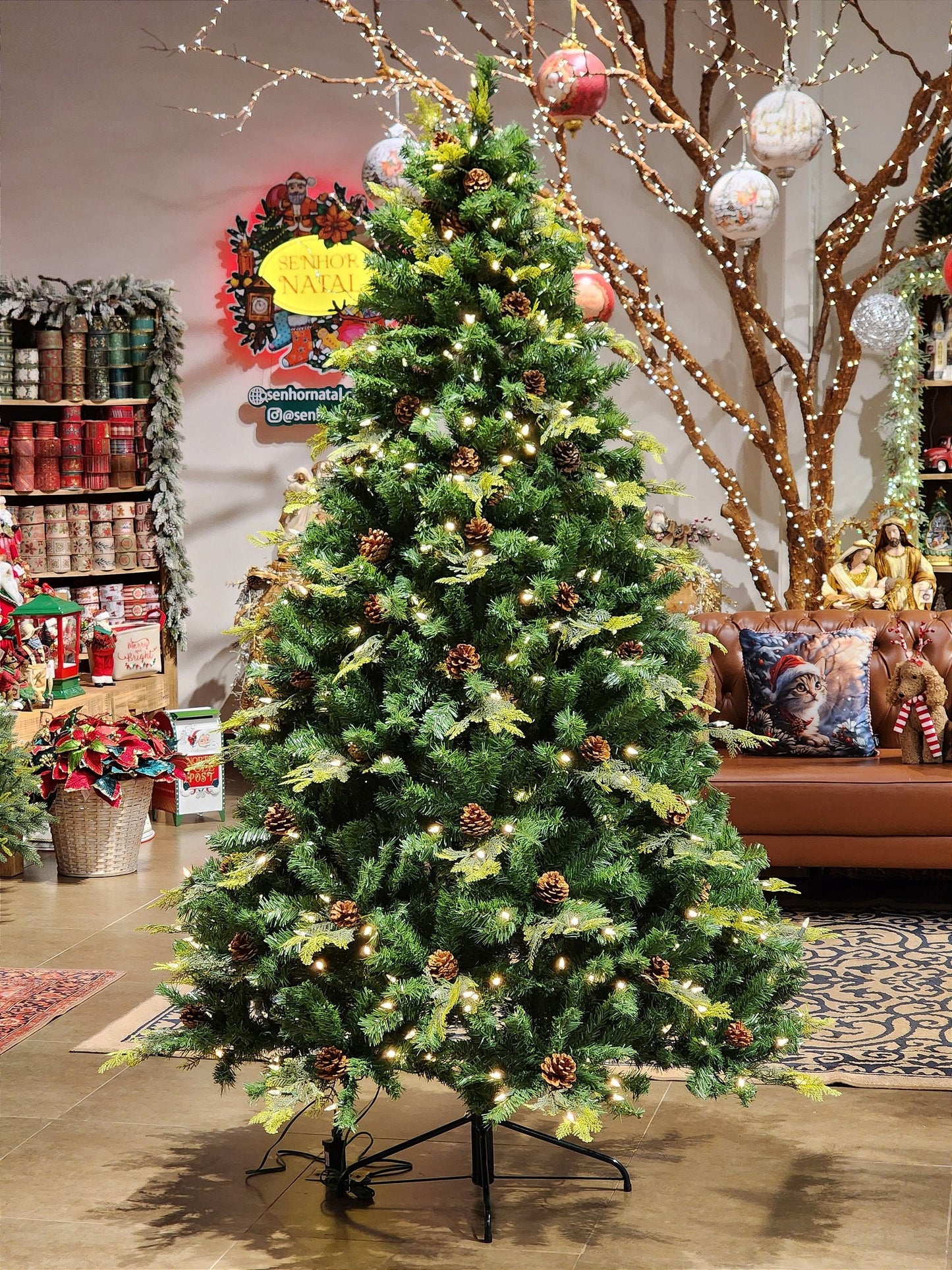 ÁRVORE REALISTA PINHEIRO CONSTELAÇÃO 400 LEDS WARM 1241 GALHOS 2,10CM MODELO CLICK BIVOLT