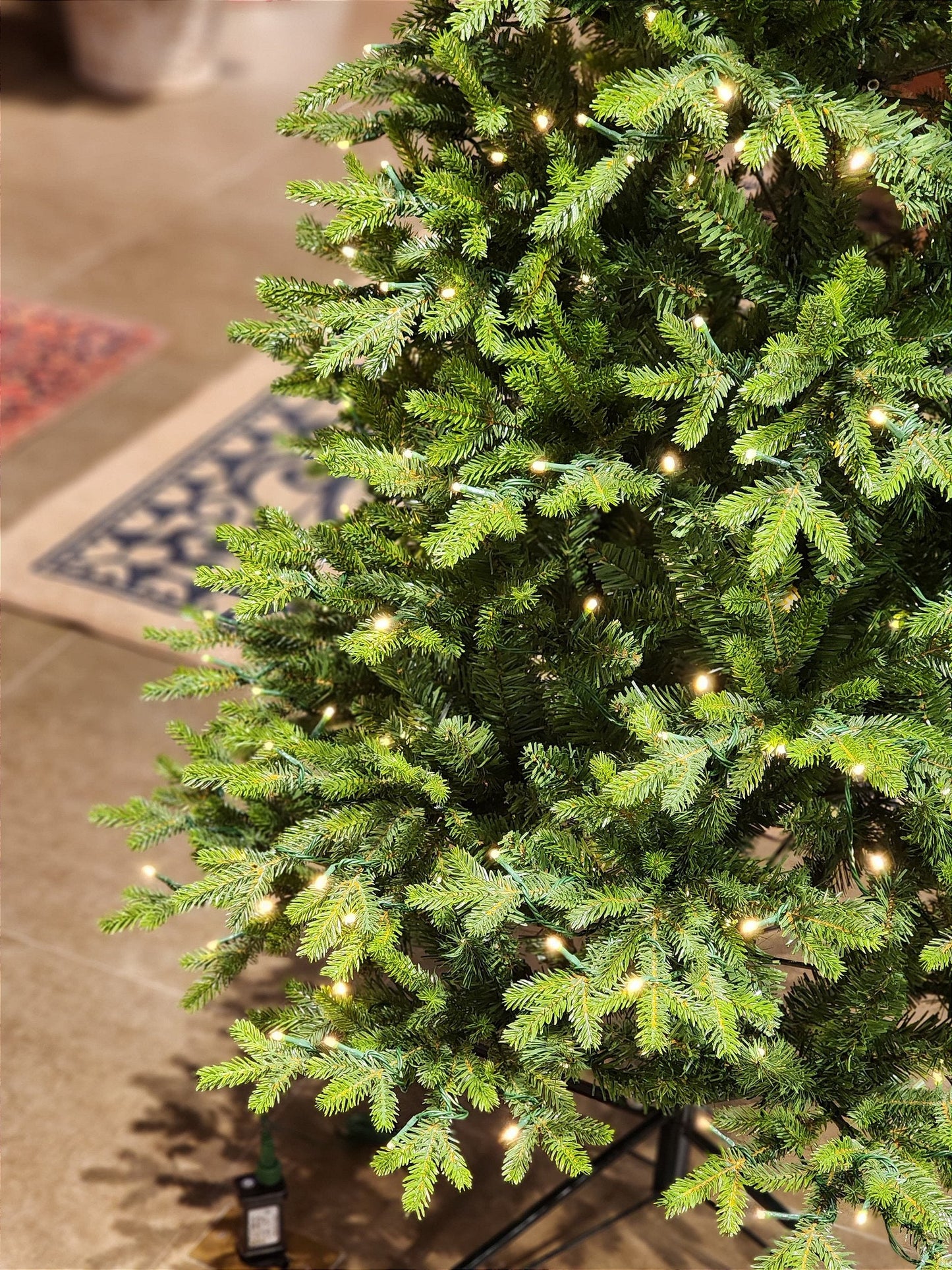 ÁRVORE REALISTA PINHEIRO AUSTRAL 2,10CM 450 LEDS WARM 801 GALHOS BIVOLT