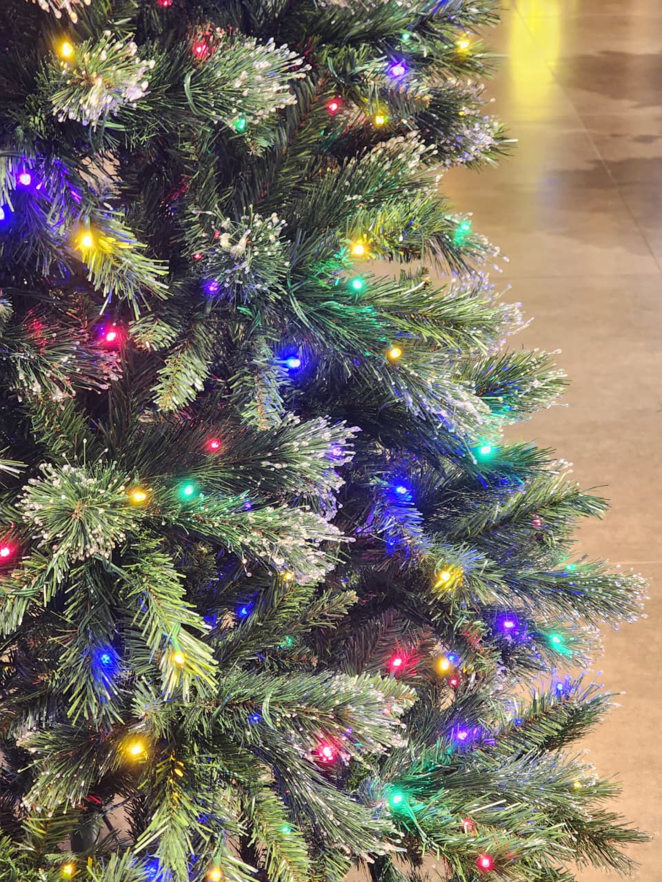 ÁRVORE PINHEIRO SINCELO 300 LEDS BICOLOR 860 GALHOS 2,10CM BIVOLT